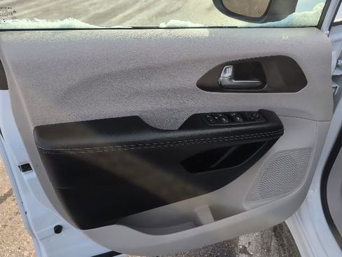 Used 2021 Chrysler Voyager L image 14