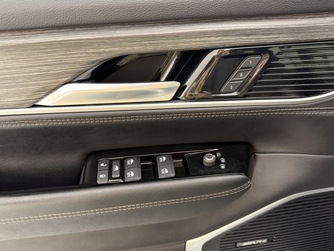 Used 2024 Jeep Wagoneer L Series II w/ Flexible Seating Group RWD image 15