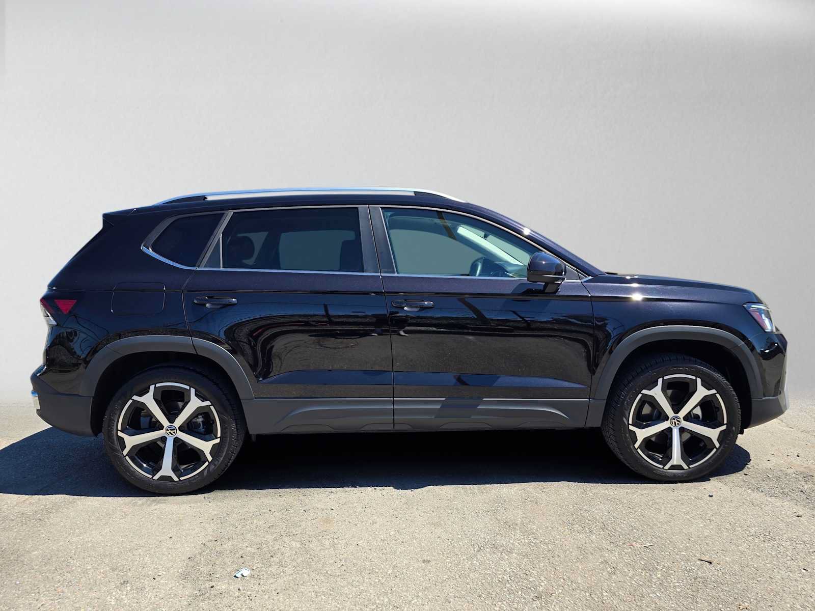 Used 2025 Volkswagen Taos SEL AWD/4WD image 2