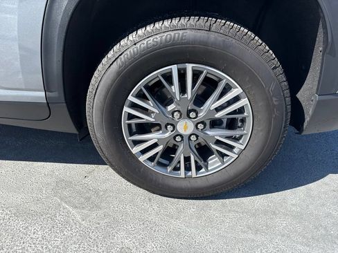 Used 2025 Chevrolet Traverse LT w/ Driver Confidence Package AWD/4WD image 9