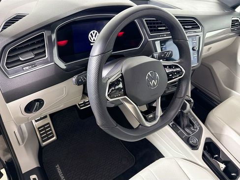Used 2024 Volkswagen Tiguan SE R-Line image 9