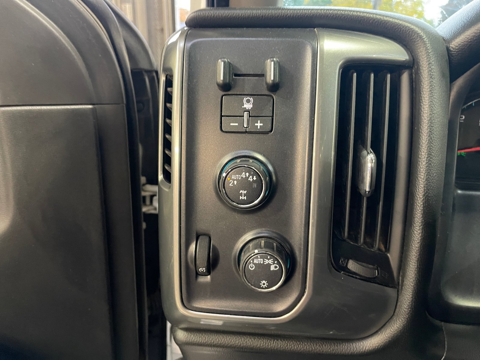 Used 2017 Chevrolet Silverado 1500 LT w/ Trailering Package AWD/4WD image 12