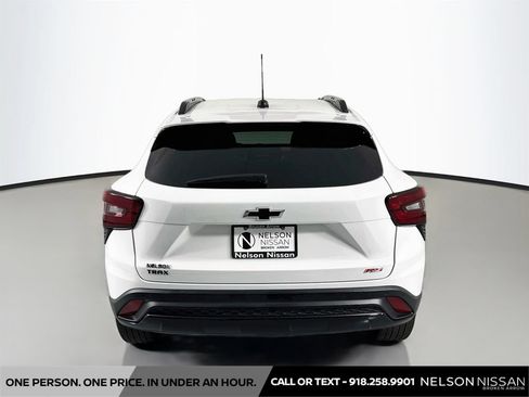 Used 2025 Chevrolet Trax RS w/ Sunroof Package FWD image 6