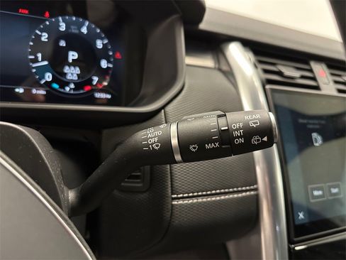 Used 2024 Land Rover Discovery Dynamic SE image 16