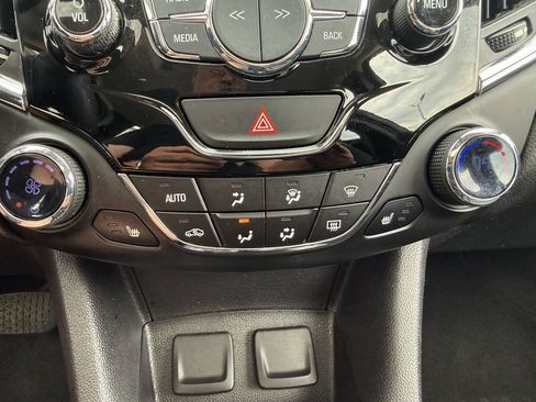 Used 2017 Chevrolet Cruze Premier FWD image 20