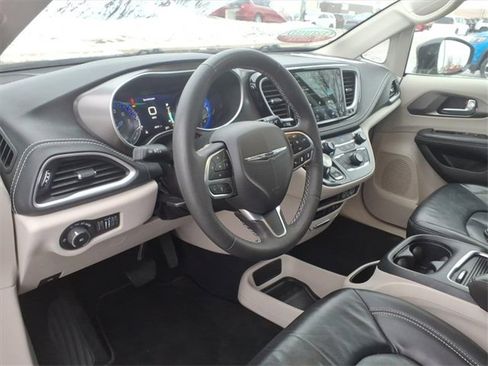 Used 2022 Chrysler Pacifica Touring-L image 7