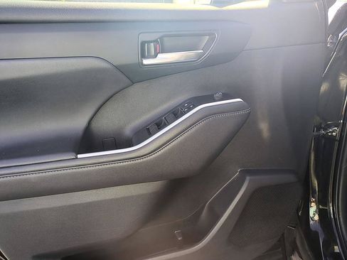 Used 2022 Toyota Highlander XLE AWD/4WD image 11