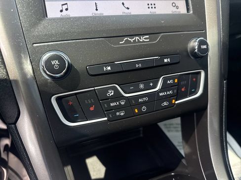 Used 2019 Ford Fusion SE AWD/4WD image 32