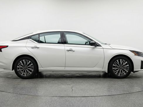 Used 2025 Nissan Altima 2.5 SV FWD image 11