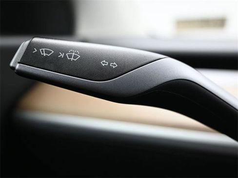 Used 2021 Tesla Model Y Long Range image 25