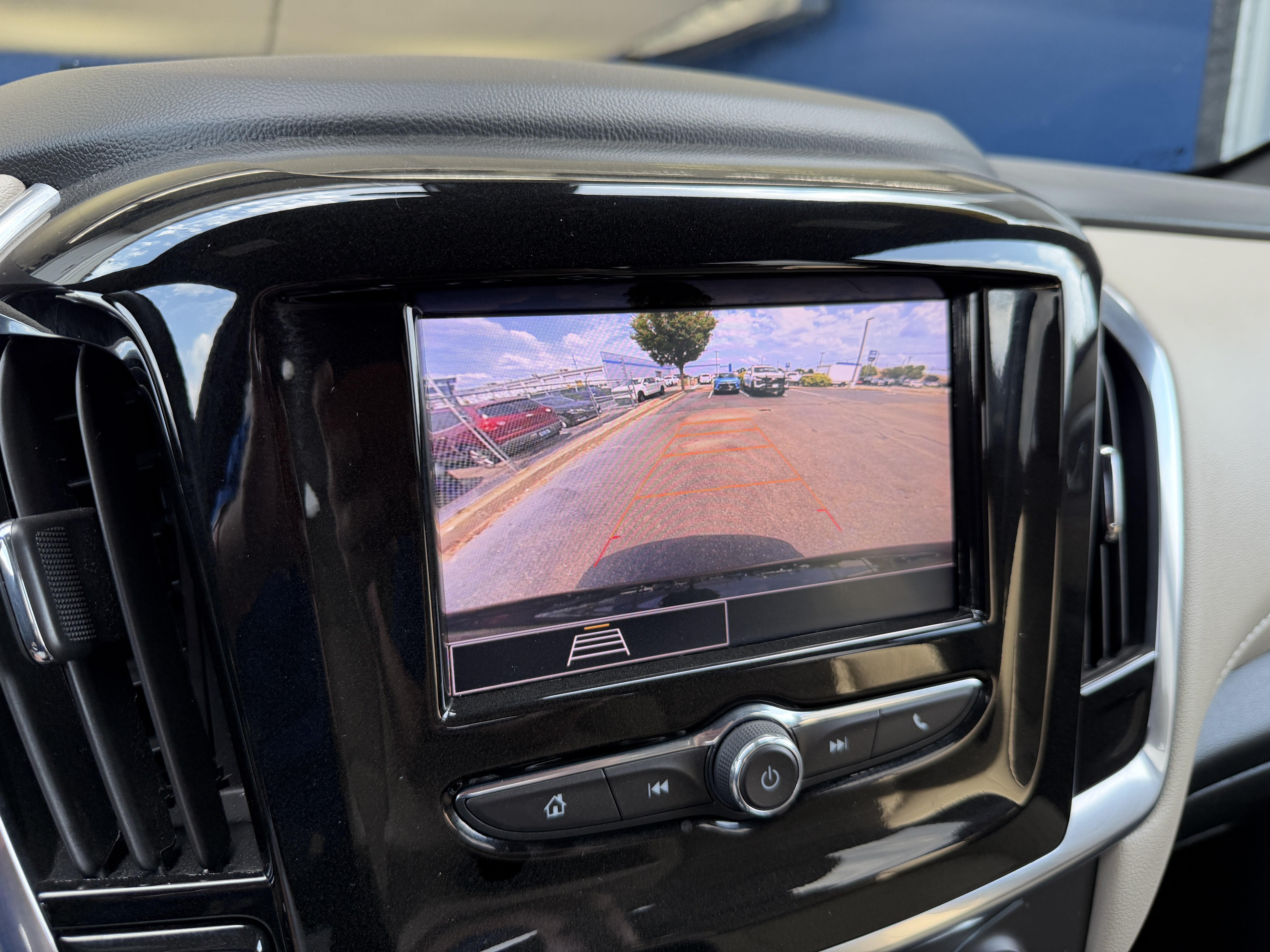 Used 2023 Chevrolet Traverse LS FWD image 19
