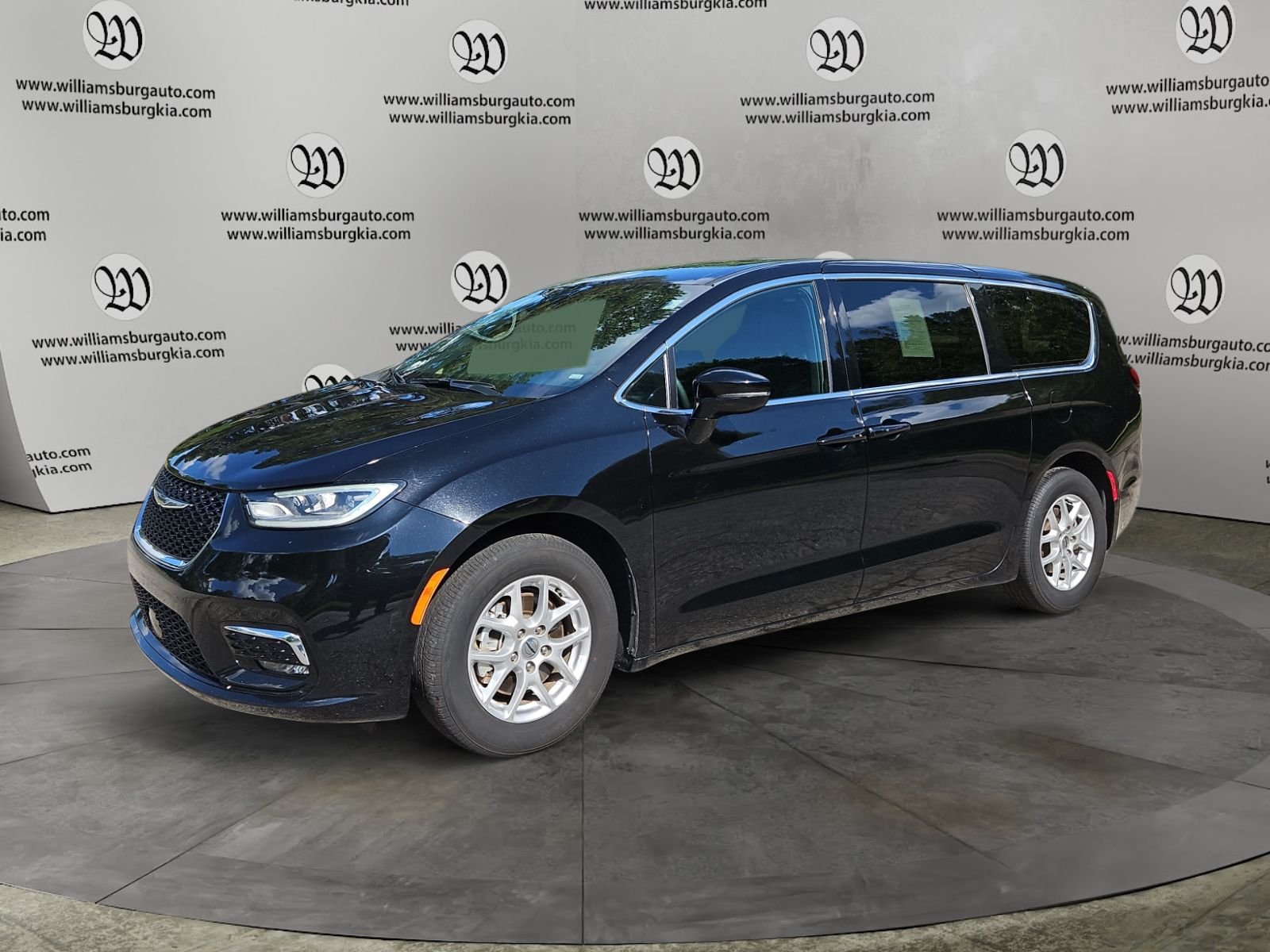 Used 2025 Chrysler Pacifica Select FWD image 1