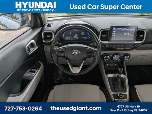 Certified 2025 Hyundai Venue SEL FWD image 17