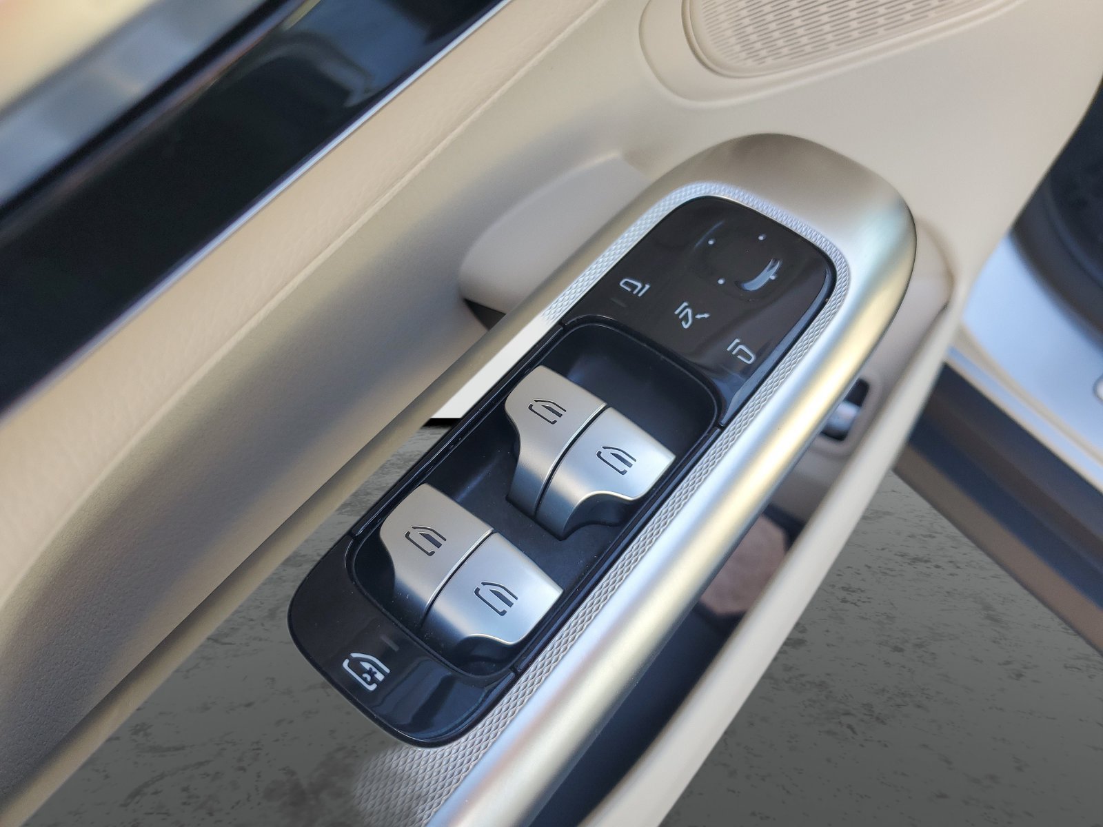 Used 2025 Mercedes-Benz GLC 350e 4MATIC image 21