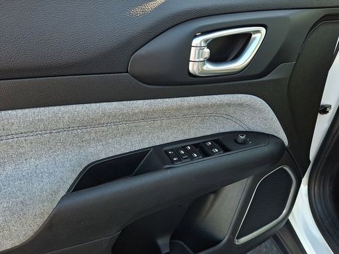 Used 2024 Jeep Compass Latitude image 12