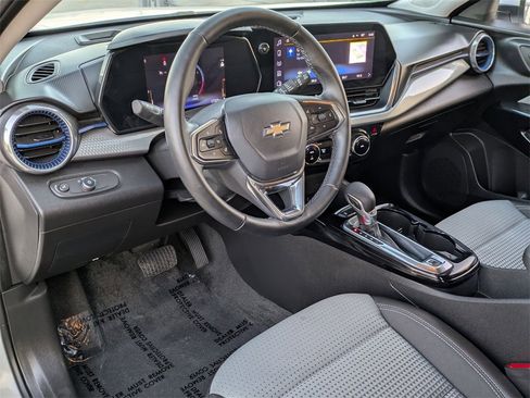 Used 2025 Chevrolet Trax LT w/ LT Convenience Package image 14