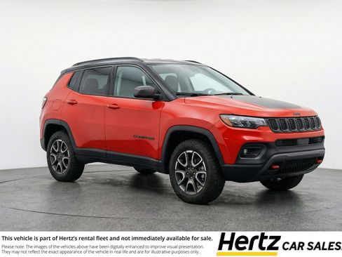 Used 2025 Jeep Compass Trailhawk AWD/4WD image 1
