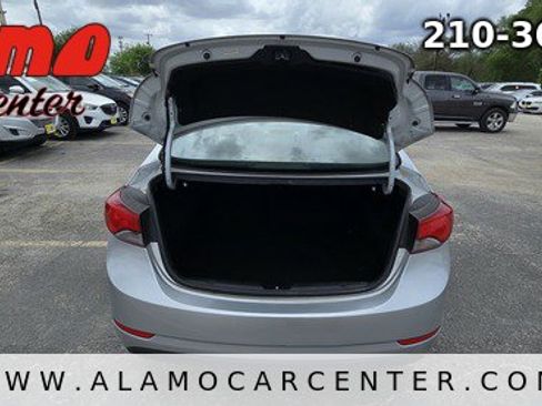 Used 2014 Hyundai Elantra SE image 21