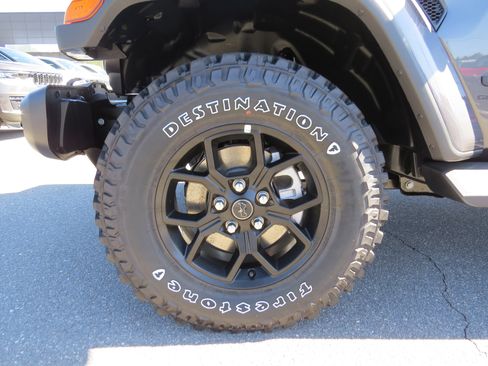 New 2025 Jeep Gladiator Sport image 12