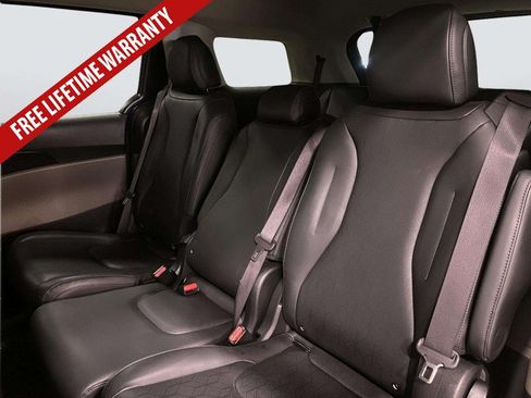 Used 2025 Kia Carnival FWD image 31
