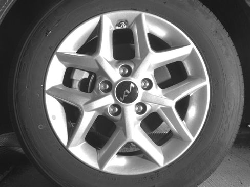 Used 2025 Kia Soul LX w/ LX Technology Package FWD image 12