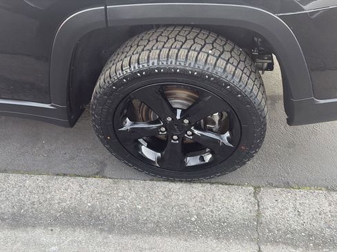 Used 2023 Jeep Grand Cherokee L Laredo image 24