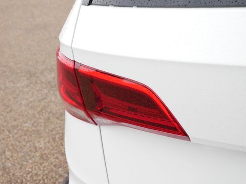 Certified 2024 Volkswagen Taos SE w/ Panoramic Sunroof Package image 17