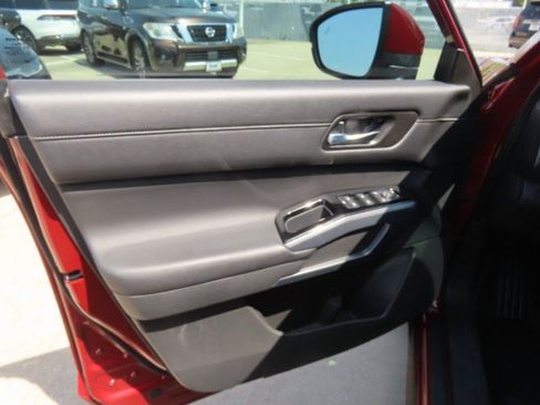 Used 2024 Nissan Pathfinder SL w/ Black Appearance Package FWD image 22