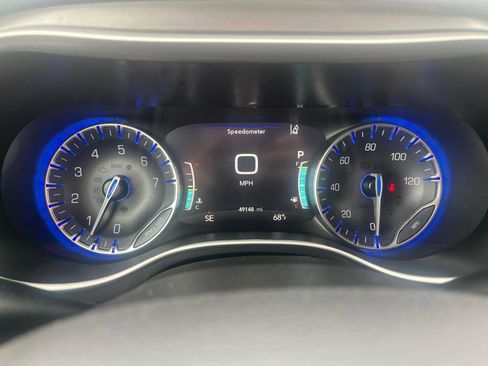 Used 2023 Chrysler Pacifica Touring-L FWD image 16