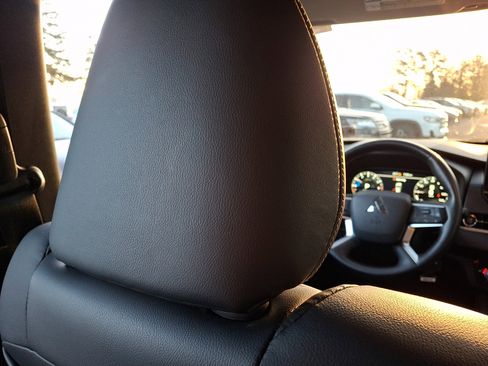 Used 2023 Mitsubishi Outlander SEL 40th Anniversary image 13