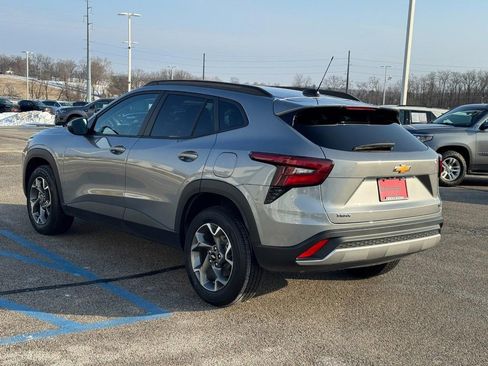 Used 2025 Chevrolet Trax LT w/ LT Convenience Package image 8