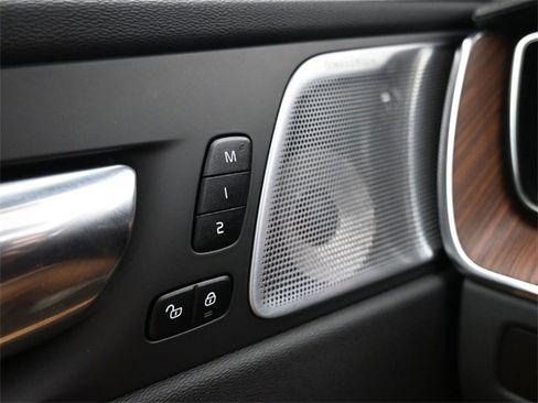 Used 2023 Volvo XC60 B5 Ultimate w/ Protection Package Premier image 30