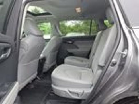 Used 2024 Toyota Highlander XLE AWD/4WD image 9