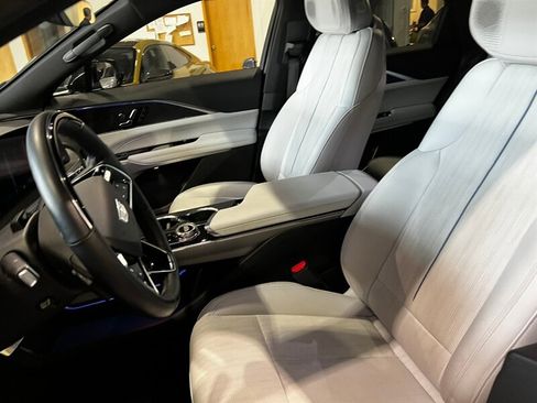 Used 2024 Cadillac Lyriq Luxury AWD/4WD image 16