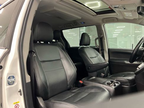 Used 2019 Toyota Sienna SE Premium w/ Carpet Mat Package image 22