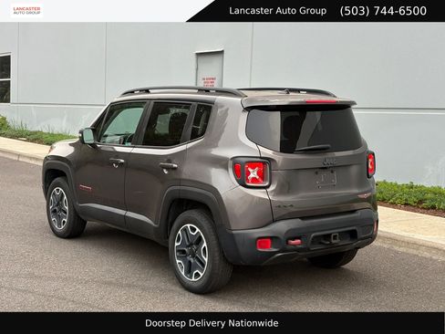 Used 2017 Jeep Renegade Trailhawk AWD/4WD image 4