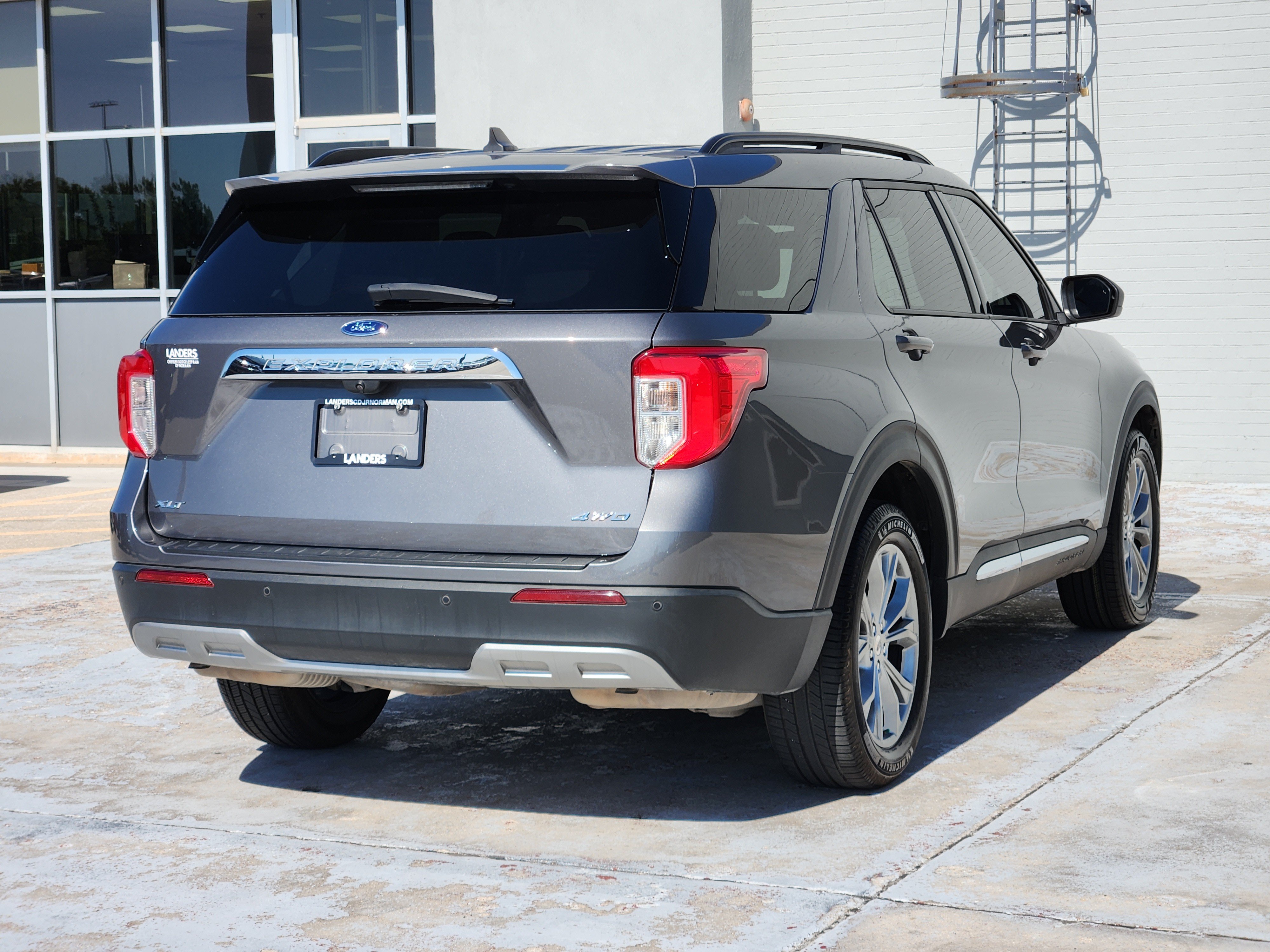 Used 2022 Ford Explorer XLT w/ Equipment Group 202A AWD/4WD image 8