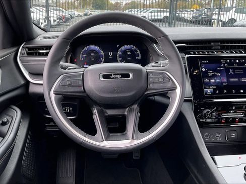 Used 2024 Jeep Grand Cherokee Altitude image 8