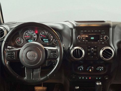 Used 2016 Jeep Wrangler Unlimited Sahara w/ Connectivity Group AWD/4WD image 24