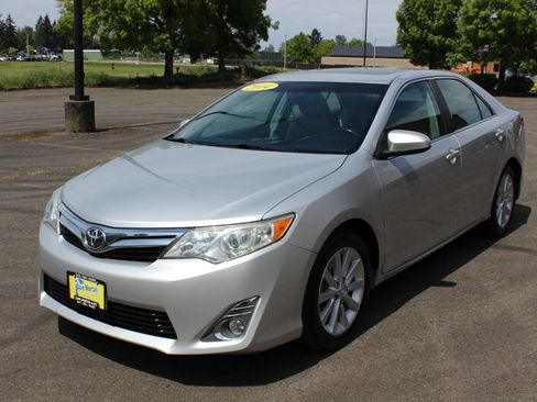 Used 2014 Toyota Camry XLE FWD image 2
