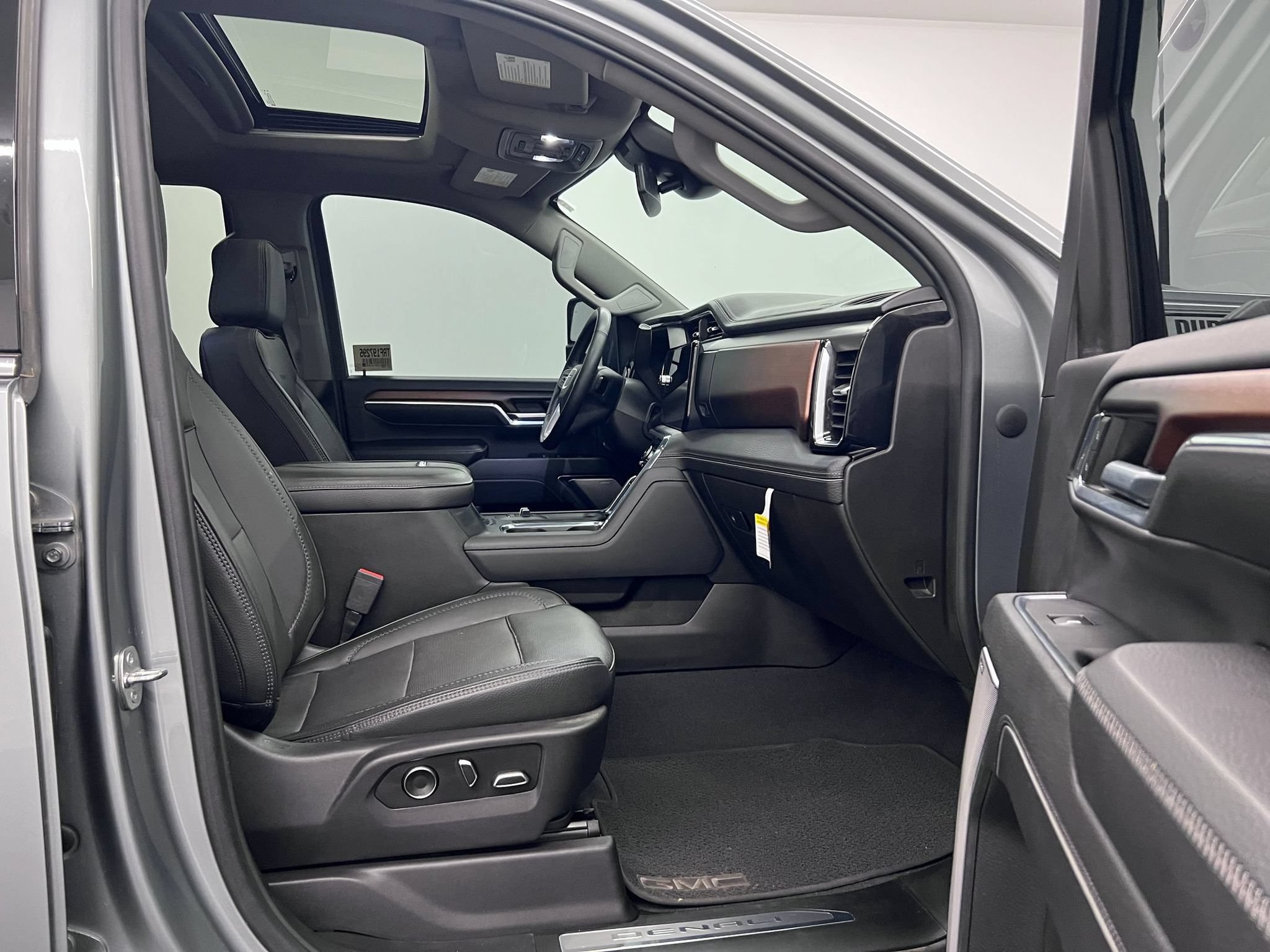 Used 2024 GMC Sierra 3500 Denali AWD/4WD image 25