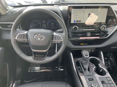 New 2025 Toyota Highlander Platinum image 22