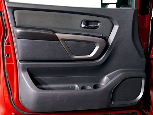 Used 2015 Nissan Titan SV image 19