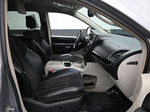 Used 2014 Chrysler Town & Country Touring-L FWD image 32