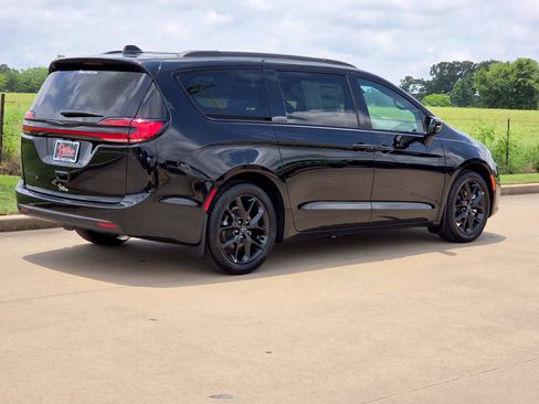 New 2026 Chrysler Pacifica Select w/ S Appearance Package FWD image 3