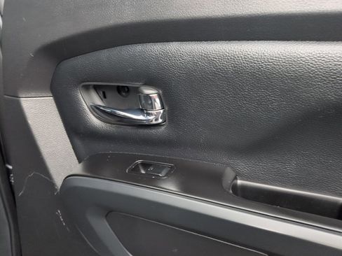 Used 2018 Nissan Titan SV w/ SV Convenience Package image 23