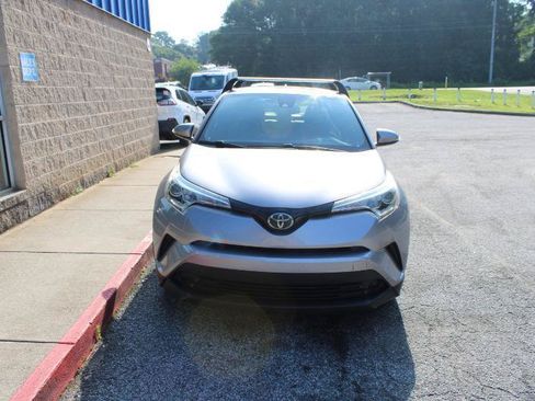 Used 2019 Toyota C-HR XLE FWD image 2