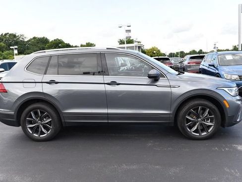 Used 2023 Volkswagen Tiguan SE w/ Panoramic Sunroof Package FWD image 5