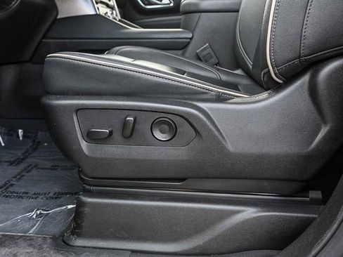 Used 2024 GMC Yukon SLT w/ SLT Luxury Package image 22