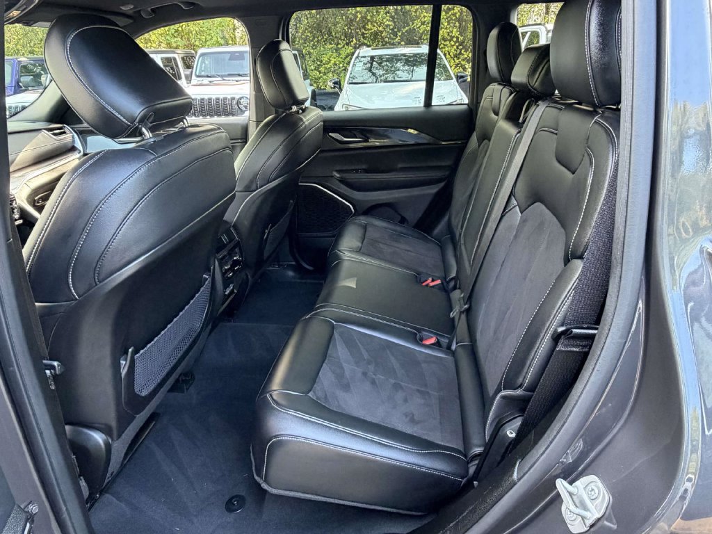 Used 2022 Jeep Grand Cherokee Laredo AWD/4WD image 16